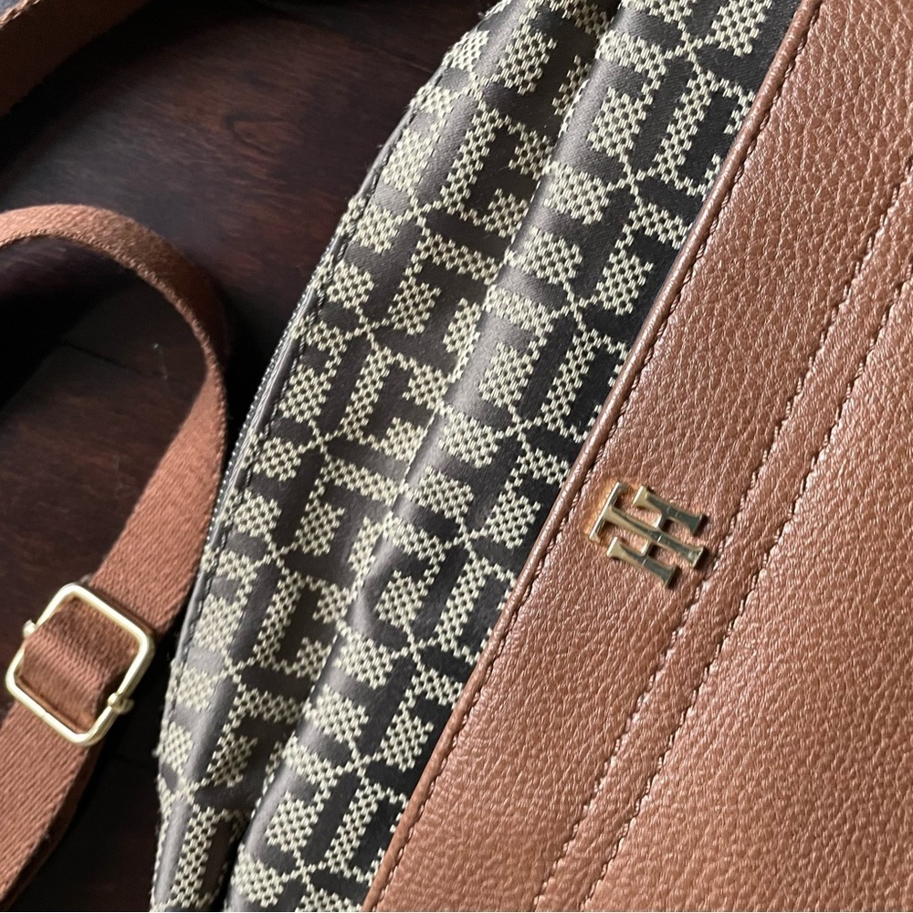 Tommy Hilfiger Crossbody Purse Brown Tan - Picture 2 of 9
